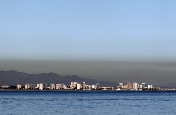 Comunidad Valenciana.Valencia.08/01/2012.Capa de contaminacion atmosferica sobre la bahia del Golfo de Valencia.Fotografia de Jesus Signes .